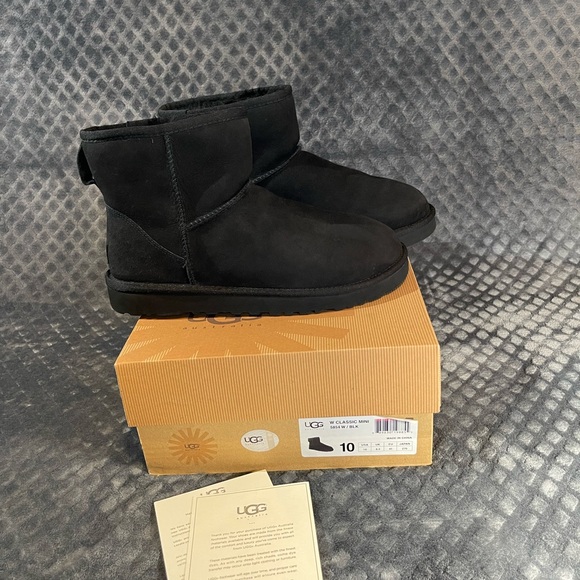 NIB UGG CLASSIC MINI BOOT in Black SIZE 10 WOMENS #5854 - Picture 2 of 12